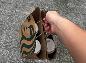 Túi giấy Starbucks: Từ kỳ vọng xanh đến thực tế đầy thử thách