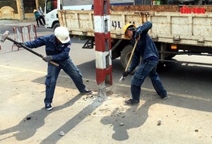 Hơn 60 cột điện ngả nghiêng giữa đường ở TP.Hồ Chí Minh đã được di dời