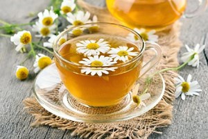 Uống trà hoa cúc giúp ngủ ngon