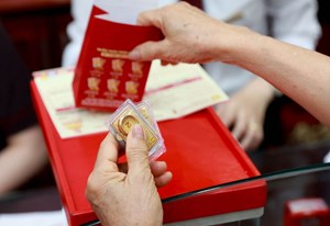 Vàng lập đỉnh lịch sử: Thị trường nóng bỏng, rủi ro tiềm ẩn