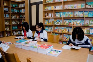 Bắc Giang: Trao tặng hai "Tủ sách Đặng Thùy Trâm" cho huyện Tân Yên