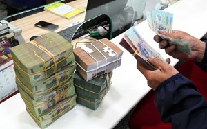 Lãi suất ngân hàng biến động: Người gửi tiền nên làm gì?