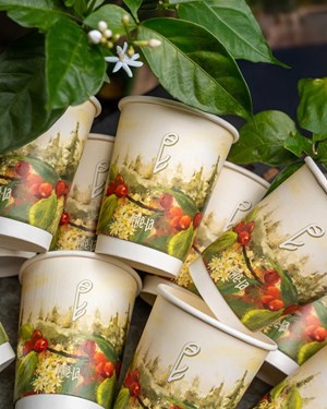 Phê La "khoác áo mới": Bản giao hưởng sơn dầu trên những chiếc ly đặc sản