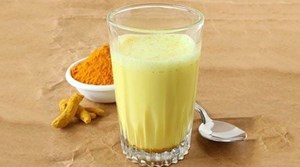 Sữa nghệ: Thức uống vàng cho xương khớp người lớn tuổi