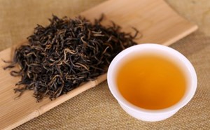 Tăng cường sức khỏe và tinh thần với hồng trà mỗi sáng