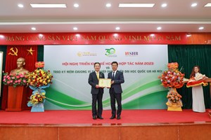 Doanh nhân Đỗ Quang Hiển nhận Kỷ niệm chương Vì sự nghiệp phát triển Đại học Quốc gia Hà Nội