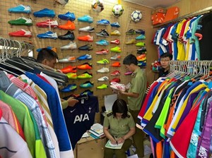 Hà Nội: Thu giữ lượng lớn sản phẩm 'nhái' nhãn hiệu ADIDAS