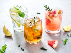 Lý do khoa học khiến đồ uống đá lạnh và nước ngọt không giúp giải khát hiệu quả