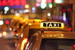 Tạo điều kiện để doanh nghiệp kinh doanh taxi chuyển đổi sang xe điện