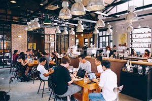 Thị trường trà sữa, cà phê hạ nhiệt: Người tiêu dùng siết ví, chuỗi tầm trung rơi vào thế kẹt