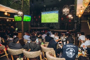 Hàng quán thức thời mùa World Cup: Đổi trục doanh thu từ trực tiếp sang giao hàng đêm