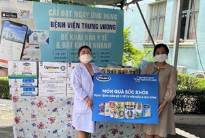 Vinamilk tặng quà cho các y bác sĩ và bệnh nhi F0 tại Bệnh viện Trưng Vương