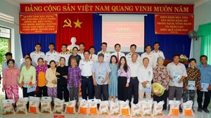 Tạp chí Biển Việt Nam phối hợp Vùng 2 Hải quân tặng quà gia đình chính sách