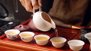 Khi rót trà, tại sao vòi không được chĩa vào người?