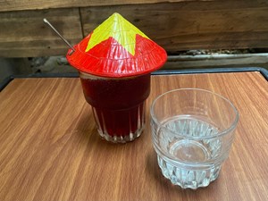 Ký ức Việt Nam qua chiếc nón lá trên ly cà phê