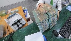 Khách hàng sẽ phải chịu những phí gì khi vay ngân hàng này trả ngân hàng khác