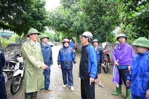 Cán bộ, chiến sĩ huyện Hàm Yên - Tuyên Quang hết lòng vì dân chống lũ