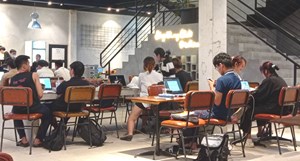 Giới trẻ thích thú “đóng đô” tại các quán cà phê