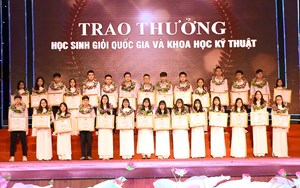 Nghệ An tuyên dương học sinh đạt giải quốc tế, quốc gia và đạt điểm cao trong kỳ thi tốt nghiệp THPT