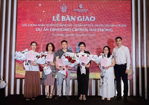 Bàn giao sổ hồng cho cư dân Diamond Crown Hai Phong