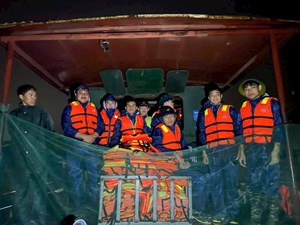 Người dân Minh Châu thoát cảnh “trắng tay” nhờ chính quyền cứu hộ đàn gà giữa đêm lũ