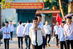 Đại học Y dược Thái Bình miễn học phí cho cậu học trò 10 năm cõng bạn đến trường