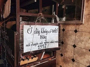 Khi quán cà phê nói “không” với điện thoại – đổi mới văn hoá hay giới hạn tự do?