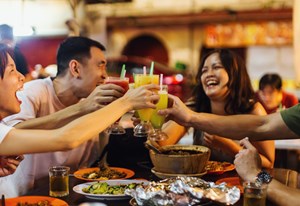 Nghịch lý F&B toàn cầu: Người Việt đổ xô ra quán giữa kỷ nguyên giao đồ ăn tận cửa