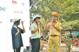 “Chương trình Ánh sáng học đường” trao tặng mũ bảo hiểm và học bổng cho học sinh Tây Ninh