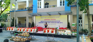 Phường Vĩnh Phúc (Ba Đình) tặng quà, hỗ trợ gia đình có hoàn cảnh khó khăn do ảnh hưởng của dịch Covid-19 (đợt 6)