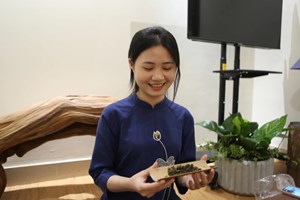 Cô gái trẻ Trịnh Thị Phương Hoa với niềm đam mê trà đạo