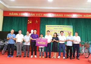 Câu lạc bộ báo chí Phú Thọ tại Hà Nội: Tặng quà cho học sinh nghèo vượt khó trên quê hương Đất Tổ