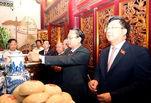 Đoàn Đại biểu Đại hội Đảng bộ tỉnh Phú Thọ dâng hương, báo công các Vua Hùng