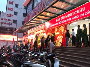 Hà Nội: Người dân đội mưa xếp hàng mua vàng ngày vía Thần Tài