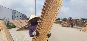 Giữ lửa nghề xưa, làng bánh đa nem thôn Bình rộn ràng đón Tết