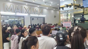 "Phố vàng" Hà Tĩnh đông nghịt người ngày vía Thần Tài