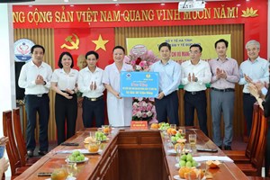 Lãnh đạo Bộ Y tế trao 100 suất quà động viên đội ngũ y tế Đức Thọ