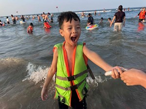 Hà Tĩnh hút khách dịp lễ, nhiều bãi biển “cháy phòng”