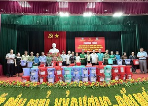 Vũ Quang: Trao tặng 100 máy lọc nước cho gia đình học sinh nghèo