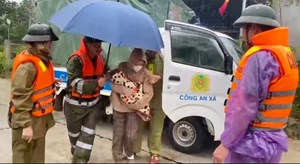 Hà Tĩnh: Di dời gần 150 hộ dân giữa cơn lũ từ bão số 6