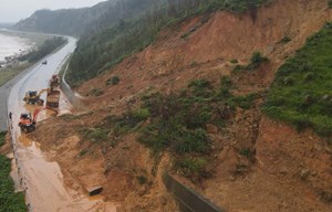 Hà Tĩnh: Nhiều tuyến đường sạt lở nghiêm trọng do mưa lũ