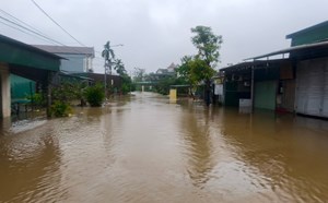 Mưa lũ hoành hành ở Hà Tĩnh: Núi sạt, đường tắc, người dân phải sơ tán
