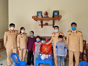 Phòng CSGT - Công an tỉnh Vĩnh Phúc: Tặng quà cho học sinh nghèo có hoàn cảnh khó khăn nhân dịp Tết Nhâm Dần 2022