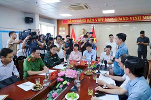 Quảng Ninh họp báo khẩn: Tổng lực ứng phó sự cố tàu du lịch QN-7105, chăm lo toàn diện cho hành khách và gia đình