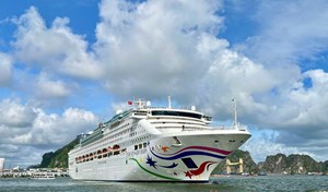 Tàu Star Voyager tiếp tục cập cảng Hạ Long: Gần 1.200 du khách quốc tế trải nghiệm di sản Quảng Ninh