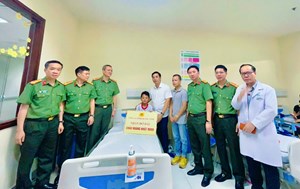 Công an Quảng Ninh nhận đỡ đầu cháu bé sống sót trong vụ tai nạn lật tàu trên Vịnh Hạ Long