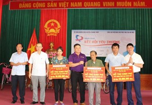 Câu lạc bộ Báo chí Phú Thọ: Kết nối yêu thương, trao quà cho học sinh và gia đình có hoàn cảnh khó khăn