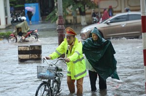 CSGT Bắc Giang đội mưa phân luồng, bảo đảm TTATGT