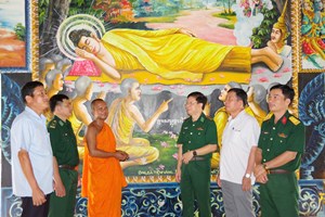Thăm, chúc mừng lễ Senl Đônl ta trên địa bàn huyện Tân Biên