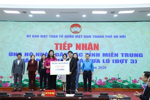 Tổng công ty Điện lực miền Bắc trao tiền ủng hộ đồng bào miền Trung tại Ủy ban MTTQ Việt Nam Thành phố Hà Nội